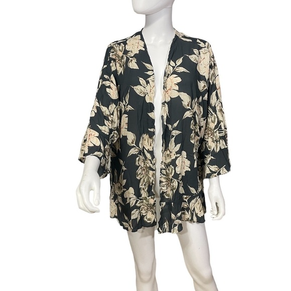 Charlotte Russe Floral Grey Boho Cardigan Top - Picture 3 of 6